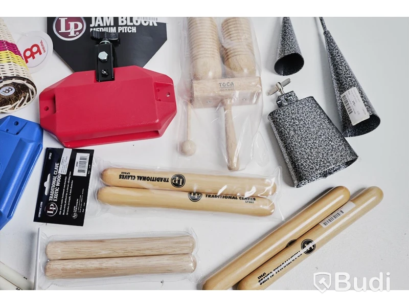Låda med div musikinstrument