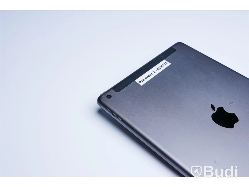 iPad - 7th Gen, 32 GB, Space Grey, Apple. Mindre slitage, lite nagg baksida.