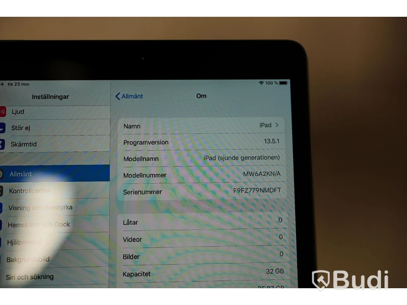 iPad - 7th Gen, 32 GB, Space Grey, Apple. Mindre slitage, lite nagg baksida.