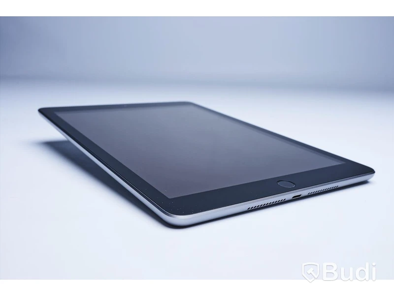 iPad - 6th Gen, 32 GB, Silver Grey, Apple. Minimalt slitage.