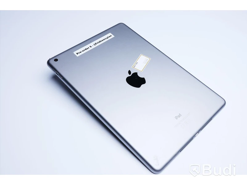 iPad - 6th Gen, 32 GB, Silver Grey, Apple. Minimalt slitage.