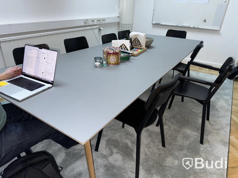 HAY Konferensbord med 9 st konferenstolar samt matta.