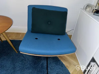 2st fåtöljer, rund matta, soffbord samt golvvlampa