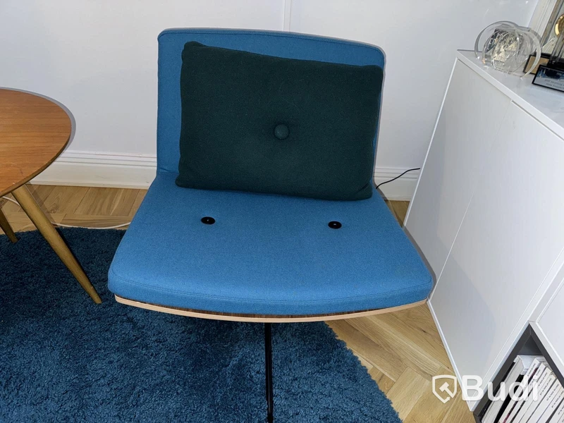 2st fåtöljer, rund matta, soffbord samt golvvlampa