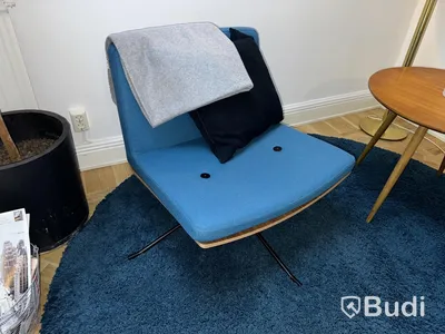 2st fåtöljer, rund matta, soffbord samt golvvlampa