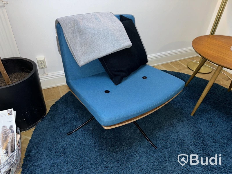 2st fåtöljer, rund matta, soffbord samt golvvlampa