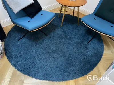 2st fåtöljer, rund matta, soffbord samt golvvlampa