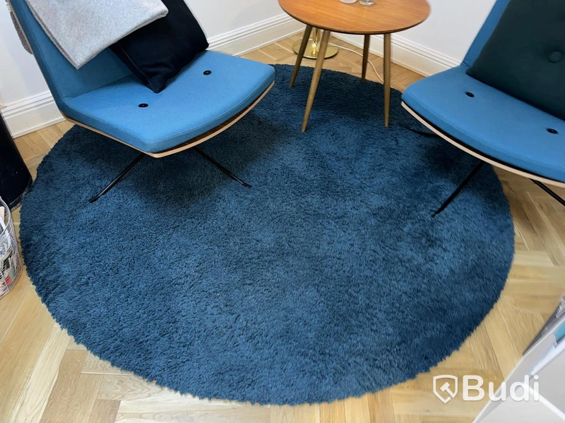 2st fåtöljer, rund matta, soffbord samt golvvlampa