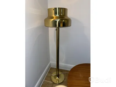 2st fåtöljer, rund matta, soffbord samt golvvlampa