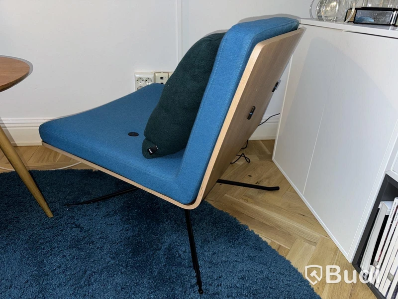 2st fåtöljer, rund matta, soffbord samt golvvlampa