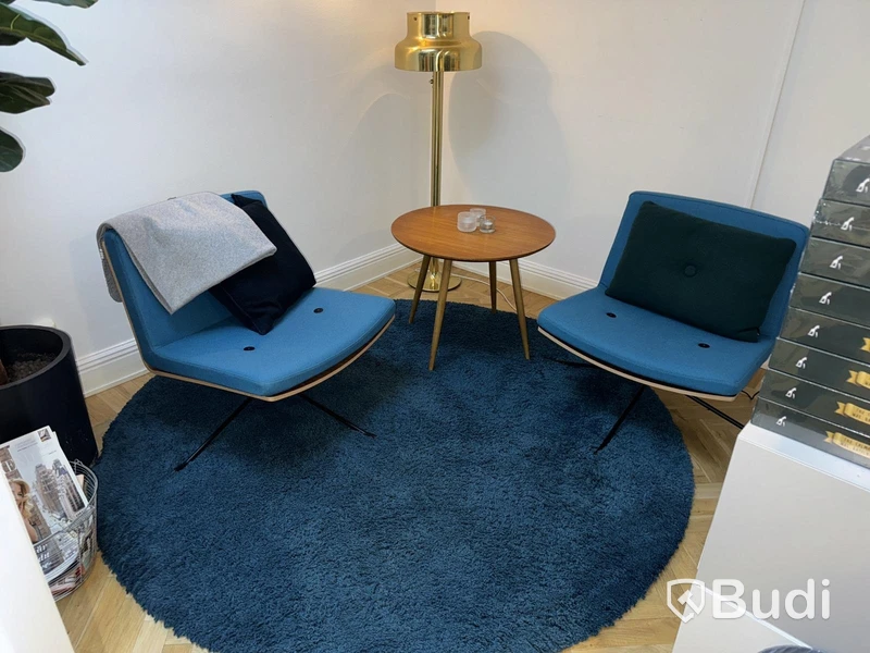 2st fåtöljer, rund matta, soffbord samt golvvlampa