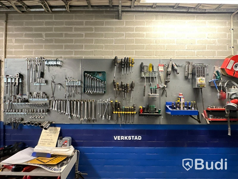 Verktygstavla med diverse verktyg