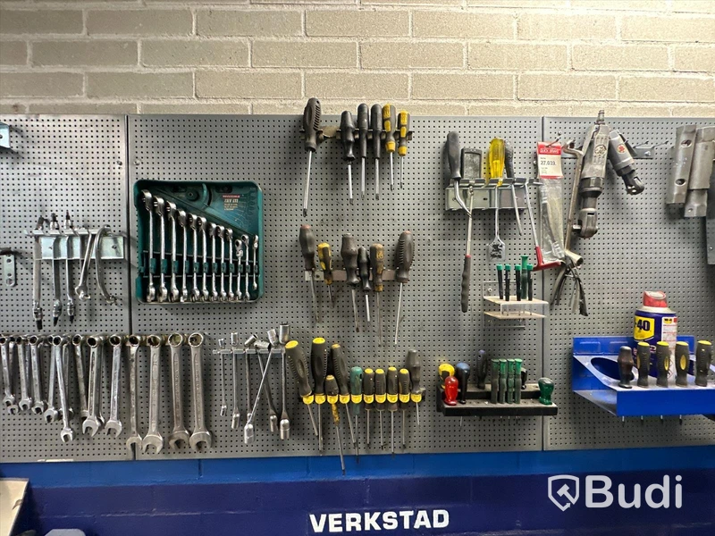 Verktygstavla med diverse verktyg
