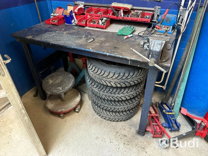Arbetsbänk med skruvstäd