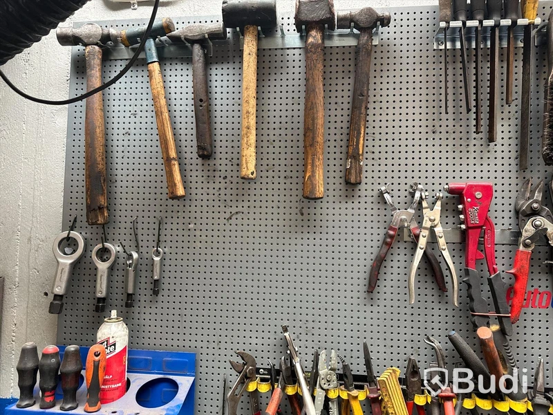 Verktygstavla med diverse verktyg