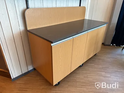 Serveringsbänk på hjul