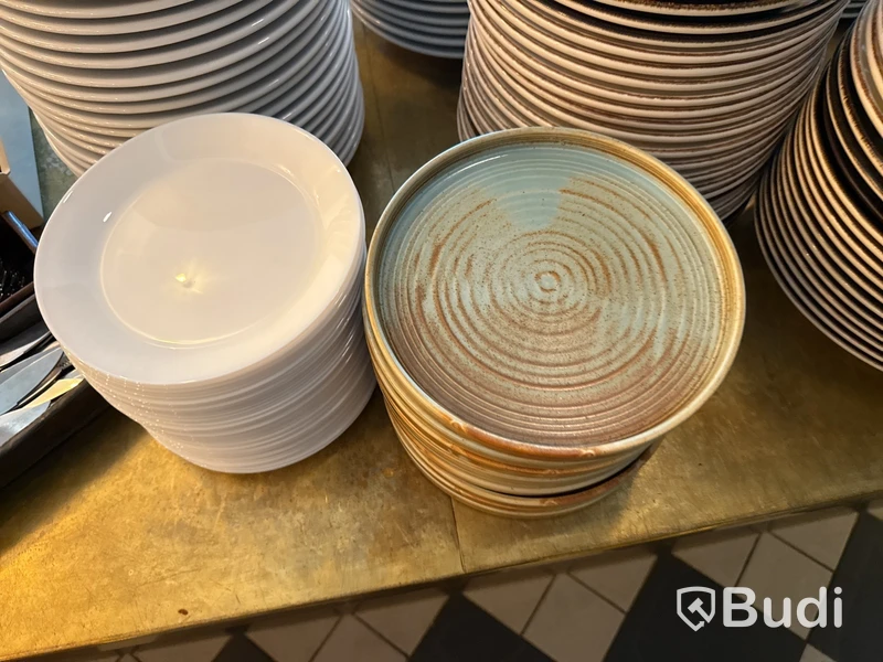 Stort parti, porslin, glas, koppar, bestick, skärbrädor etc.