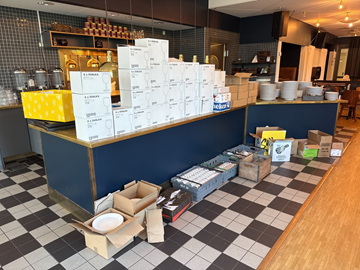 Stort parti, porslin, glas, koppar, bestick, skärbrädor etc.