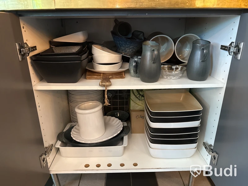 Stort parti, porslin, glas, koppar, bestick, skärbrädor etc.