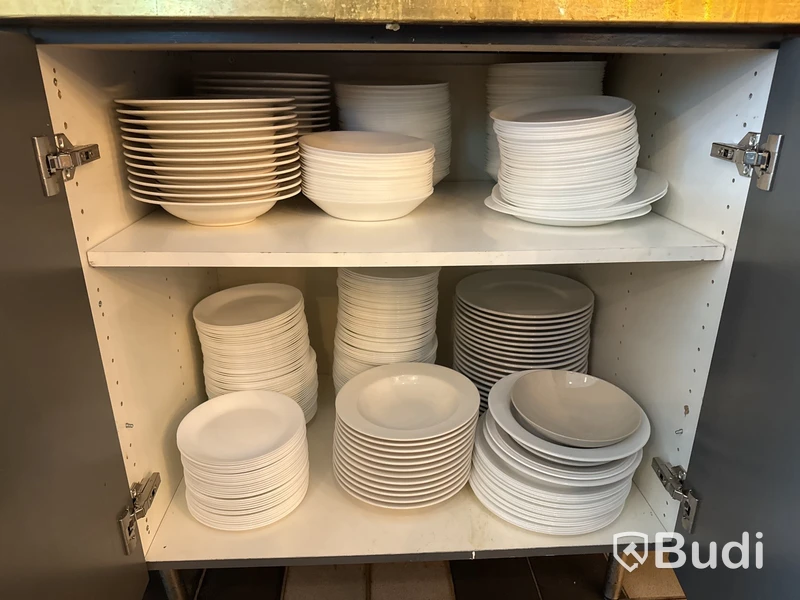 Stort parti, porslin, glas, koppar, bestick, skärbrädor etc.