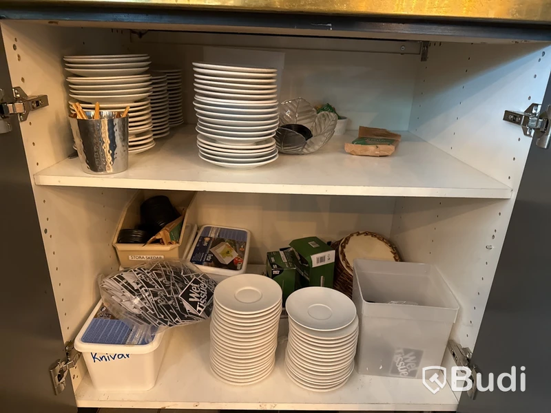 Stort parti, porslin, glas, koppar, bestick, skärbrädor etc.