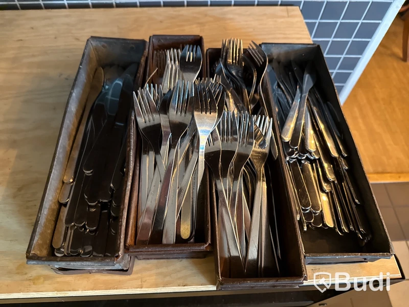 Stort parti, porslin, glas, koppar, bestick, skärbrädor etc.