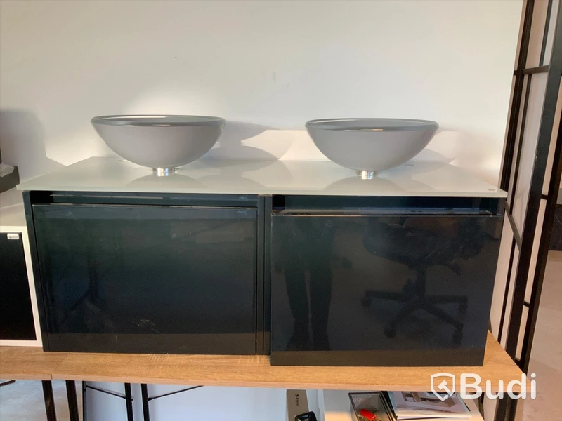 Kommod med 2st handfat Mått ca 120 x48 cm Obs! Fd utställningsex. En av lådorna gå inte att stänga helt.