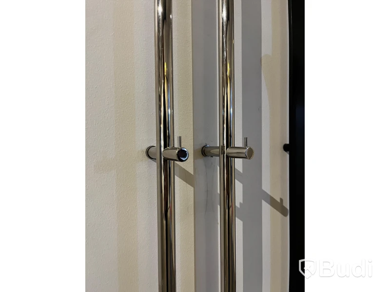 2st Handukstorkar INR line krom Mått: 175 cm Nypris ca 3000 kr/st