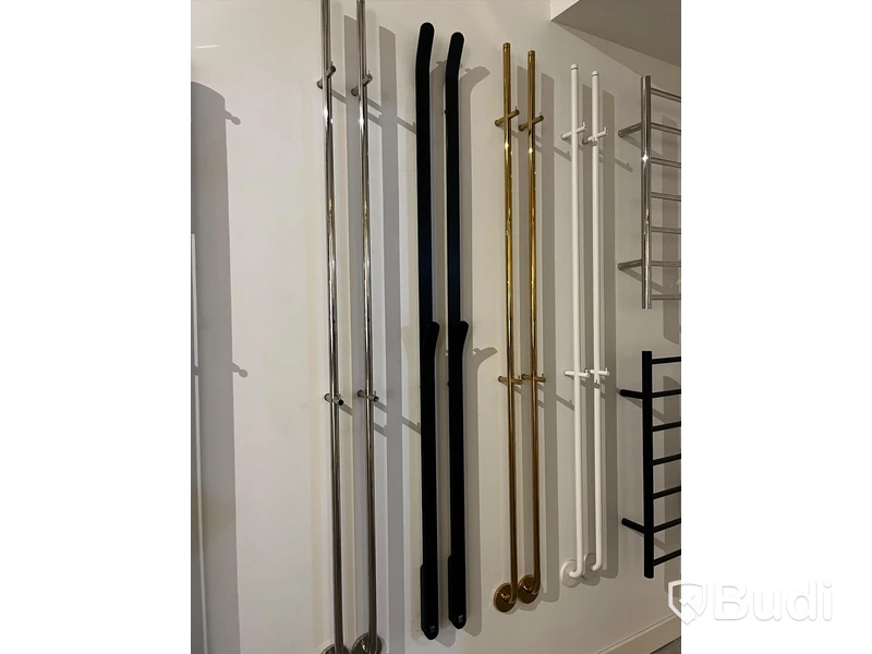 2st Handdukstorkar INR line svart Mått:170 cm Nypris ca 3000 kr/st