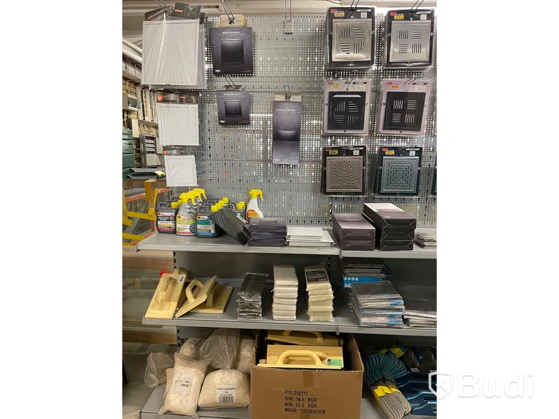 Div butiksinredning ink produkter (Obs! Spikskor och röd hylla ingår ej)