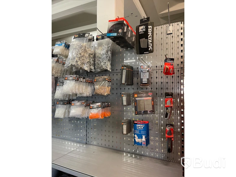 Div butiksinredning ink produkter (Obs! Spikskor och röd hylla ingår ej)
