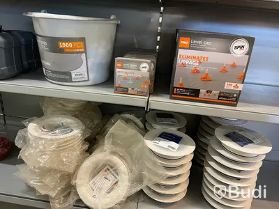 Div butiksinredning ink produkter (Obs! Spikskor och röd hylla ingår ej)