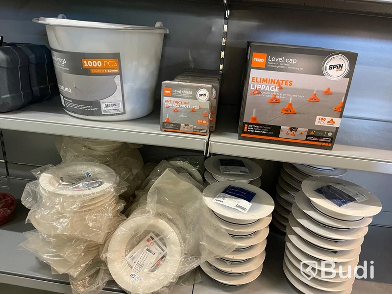 Div butiksinredning ink produkter (Obs! Spikskor och röd hylla ingår ej)