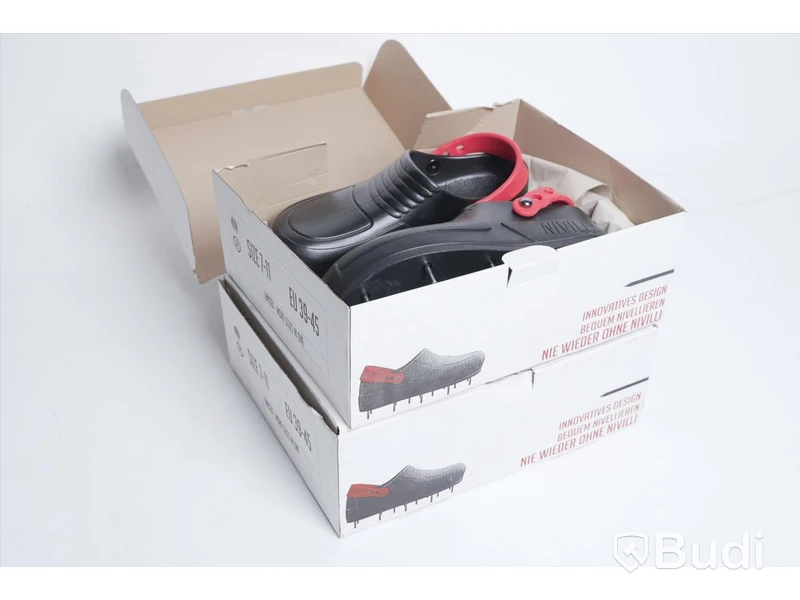 Spikskor 2 st - Nivilli, Storlek 39-45. Nypris 2000 kr/st