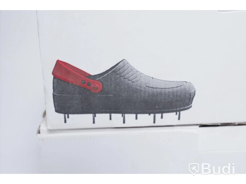 Spikskor 2 st - Nivilli, Storlek 39-45. Nypris 2000 kr/st
