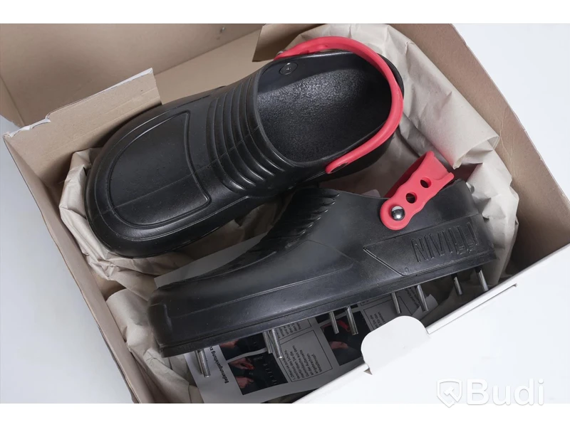 Spikskor 2 st - Nivilli, Storlek 39-45. Nypris 2000 kr/st