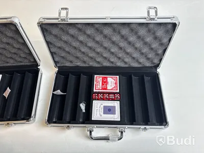 4 st. Pokerspel med tillhörande väska, olika modeller