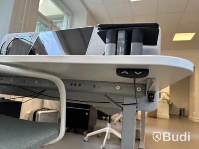 Höj- och sänkbart skrivbord med bordsskärm, kontorsstol och hurts