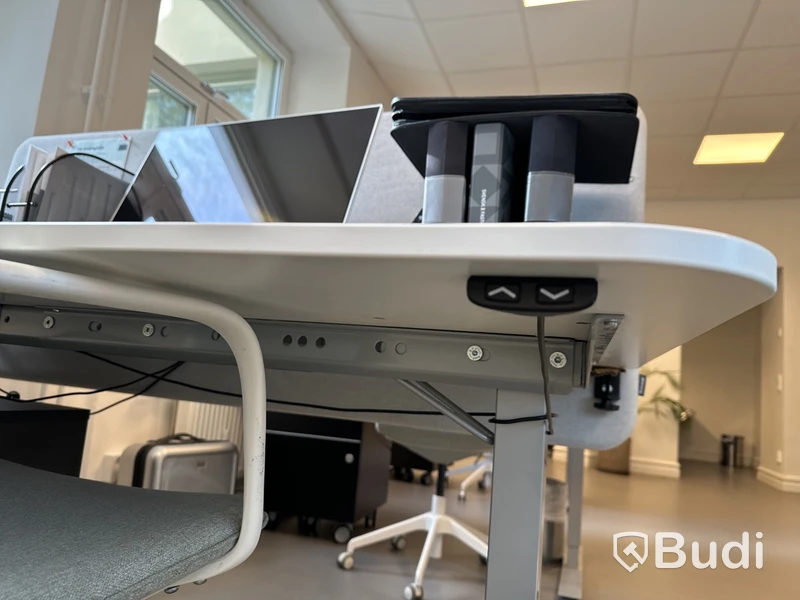 Höj- och sänkbart skrivbord med bordsskärm, kontorsstol och hurts