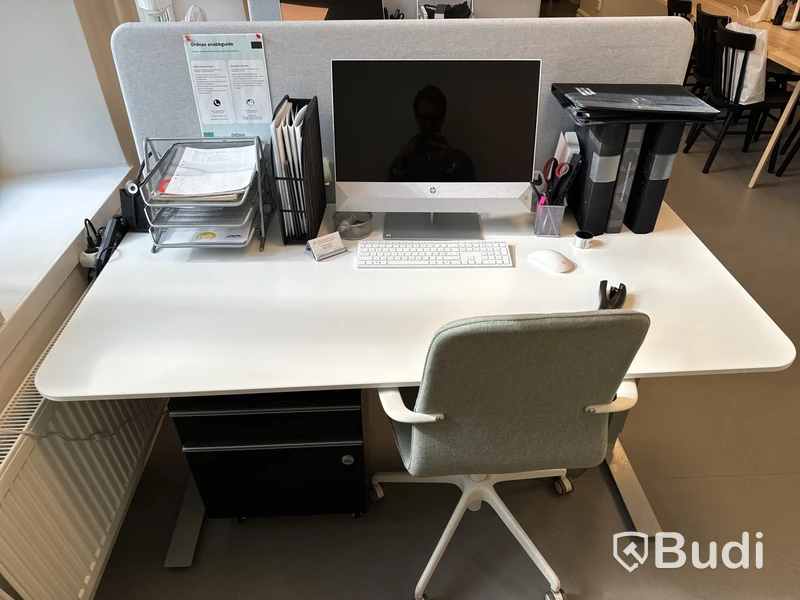 Höj- och sänkbart skrivbord med bordsskärm, kontorsstol och hurts