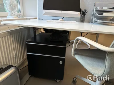 Höj- och sänkbart skrivbord med bordsskärm, kontorsstol och hurts