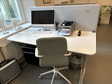 Höj- och sänkbart skrivbord med bordsskärm, kontorsstol och hurts