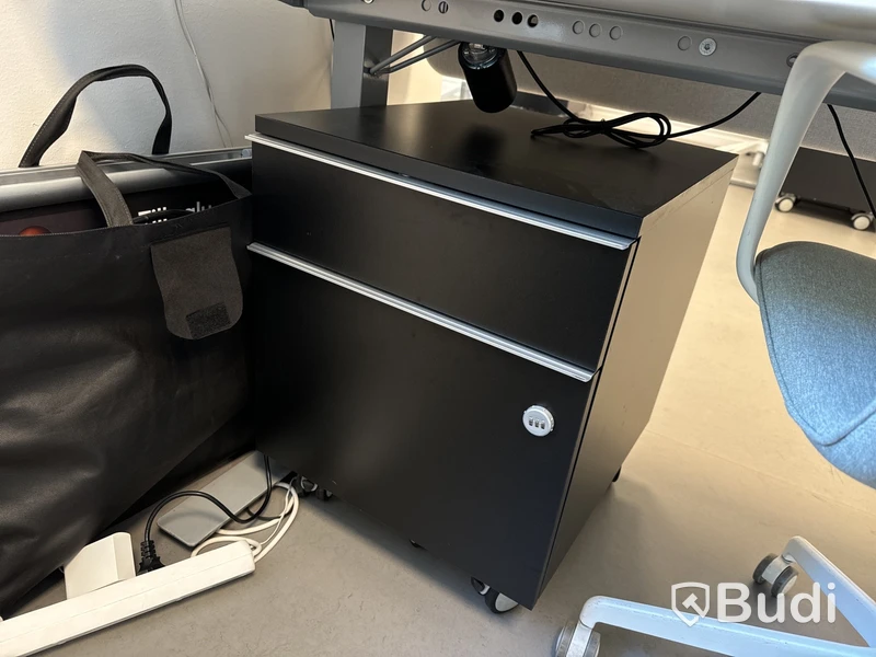 Höj- och sänkbart skrivbord med bordsskärm, kontorsstol och hurts