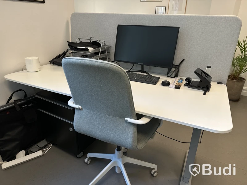Höj- och sänkbart skrivbord med bordsskärm, kontorsstol och hurts