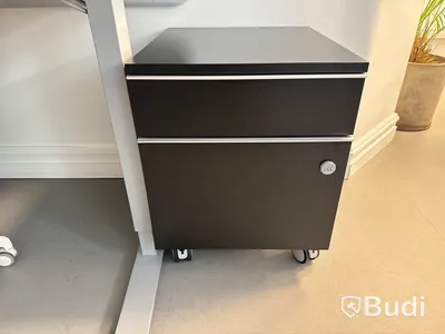 Höj- och sänkbart skrivbord med bordsskärm, kontorsstol och 2 st. hurtsar