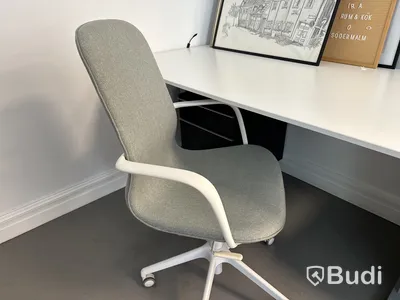 Höj- och sänkbart skrivbord med bordsskärm, kontorsstol och 2 st. hurtsar