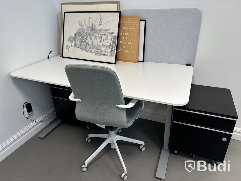 Höj- och sänkbart skrivbord med bordsskärm, kontorsstol och 2 st. hurtsar