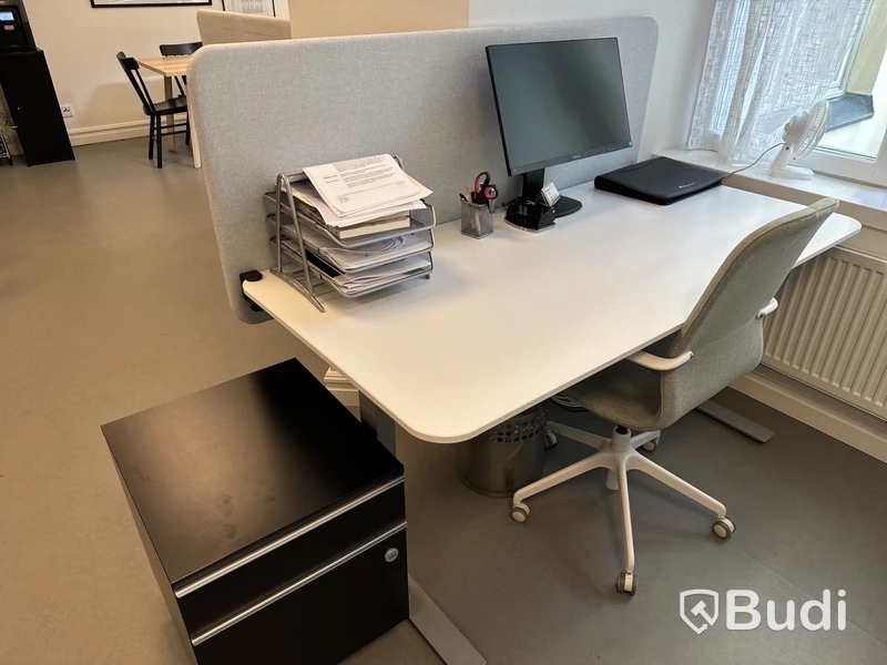 Höj- och sänkbart skrivbord med bordsskärm, kontorsstol och hurts