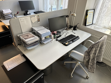 Höj- och sänkbart skrivbord med bordsskärm, kontorsstol och hurts