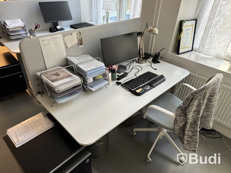Höj- och sänkbart skrivbord med bordsskärm, kontorsstol och hurts